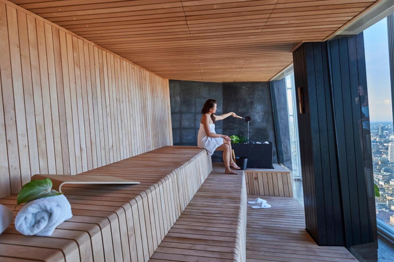 Shangri-La The Shard, London Kültér fotó A woman in a Finnish sauna