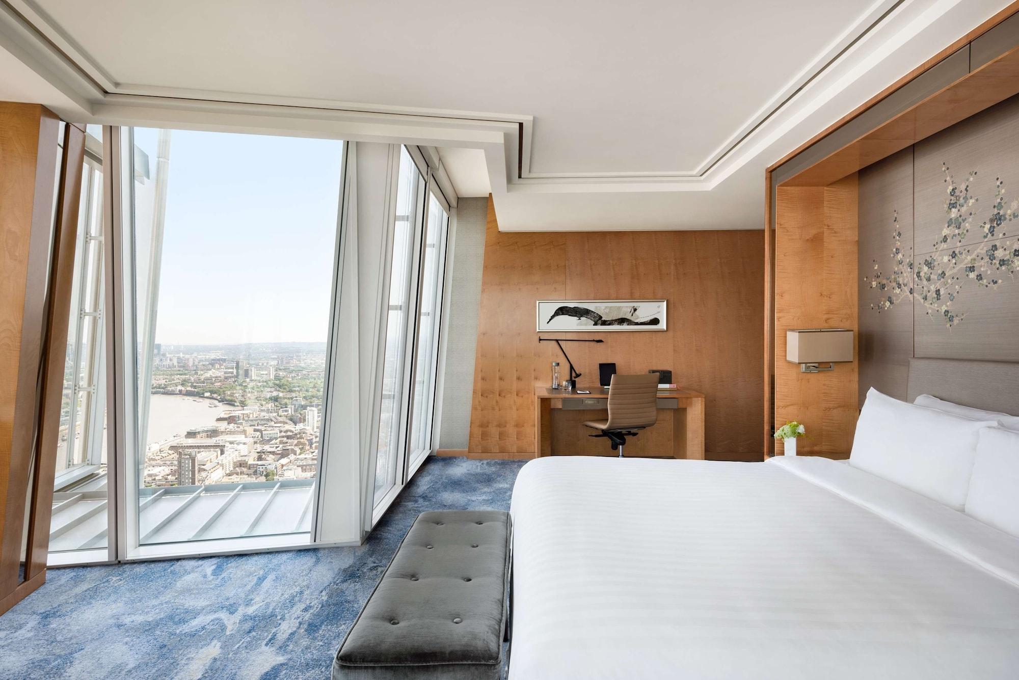 Shangri-La The Shard, London Kültér fotó A bedroom at the hotel