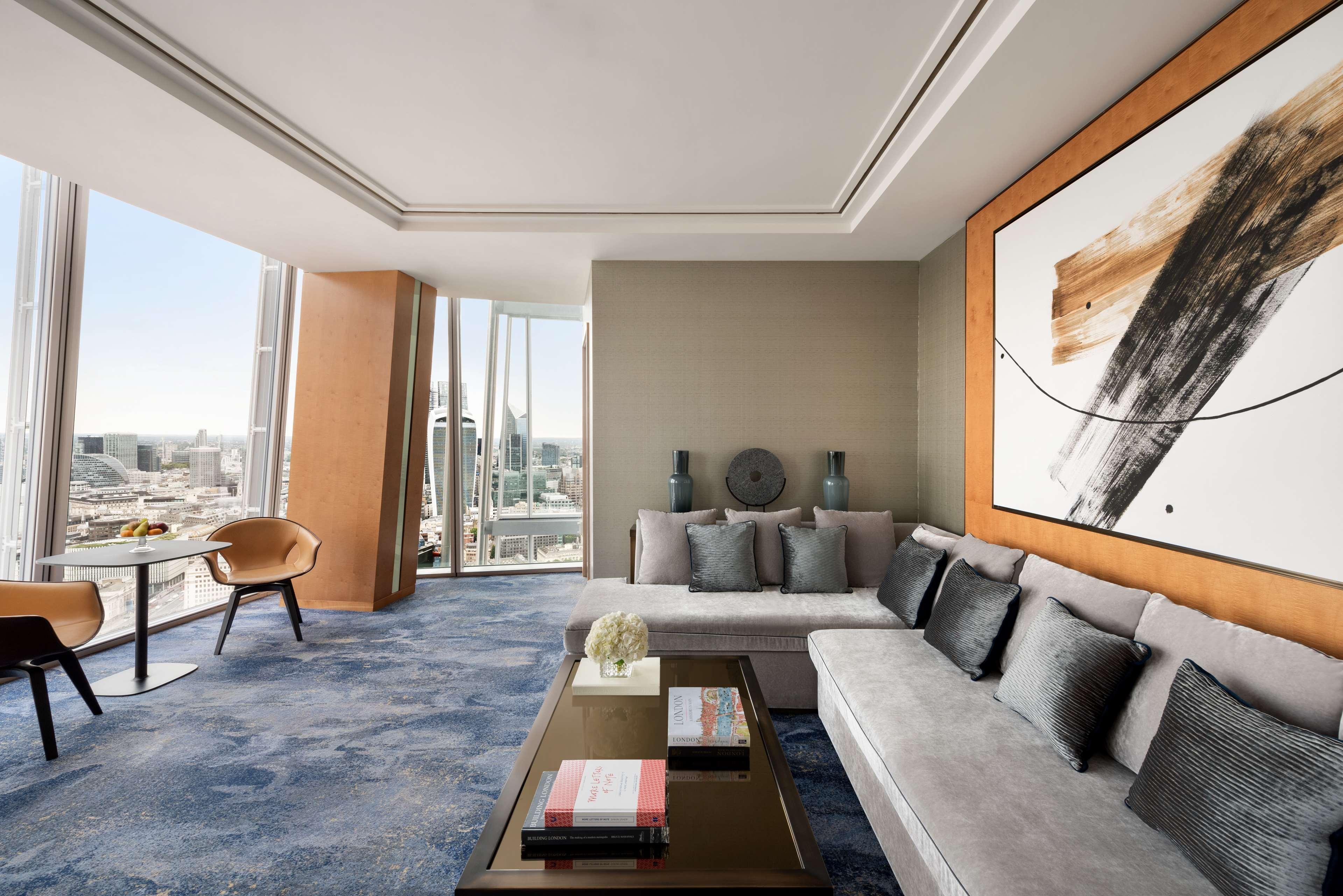 Shangri-La The Shard, London Kültér fotó The living room of a Sky Residence
