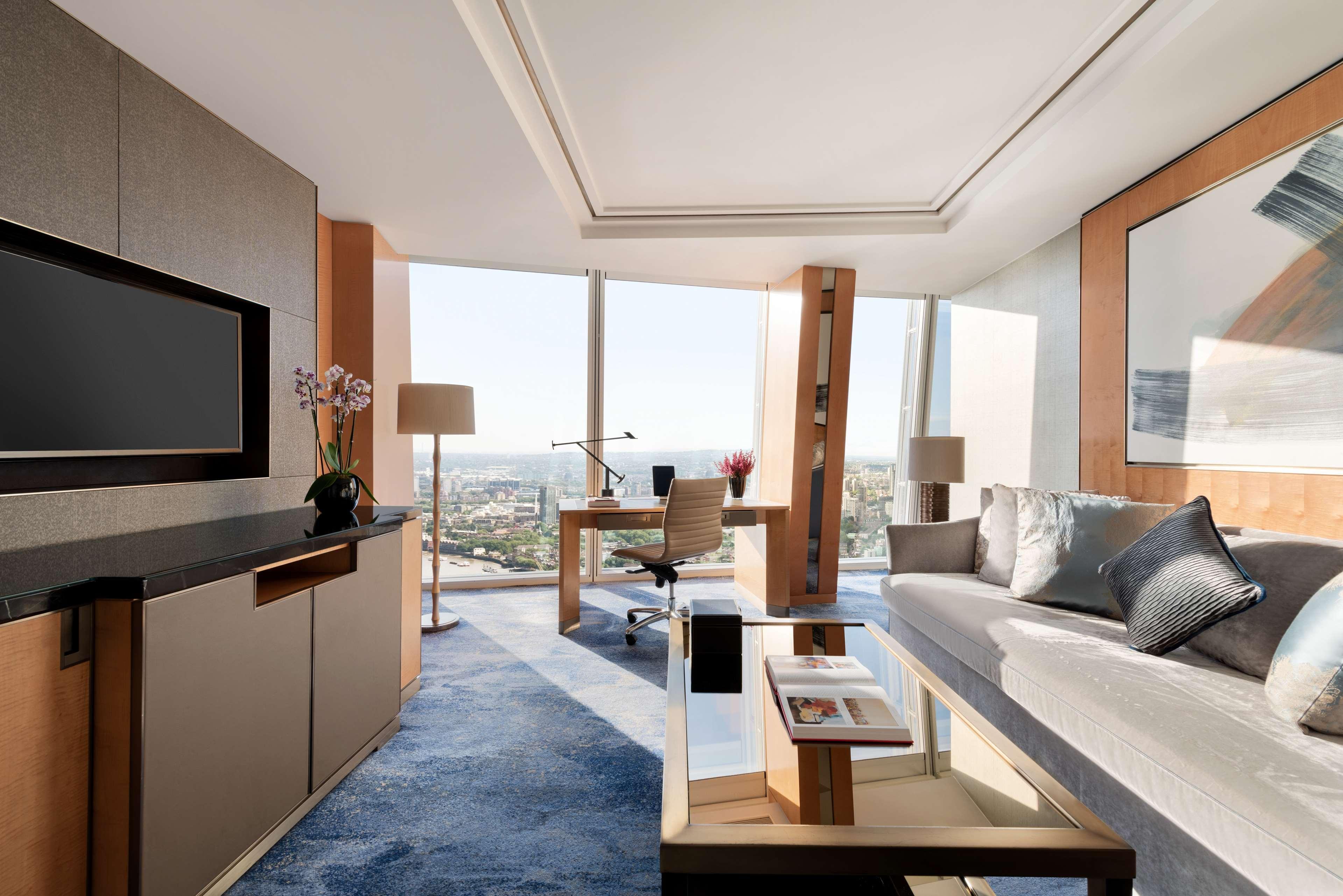 Shangri-La The Shard, London Kültér fotó A suite at the hotel