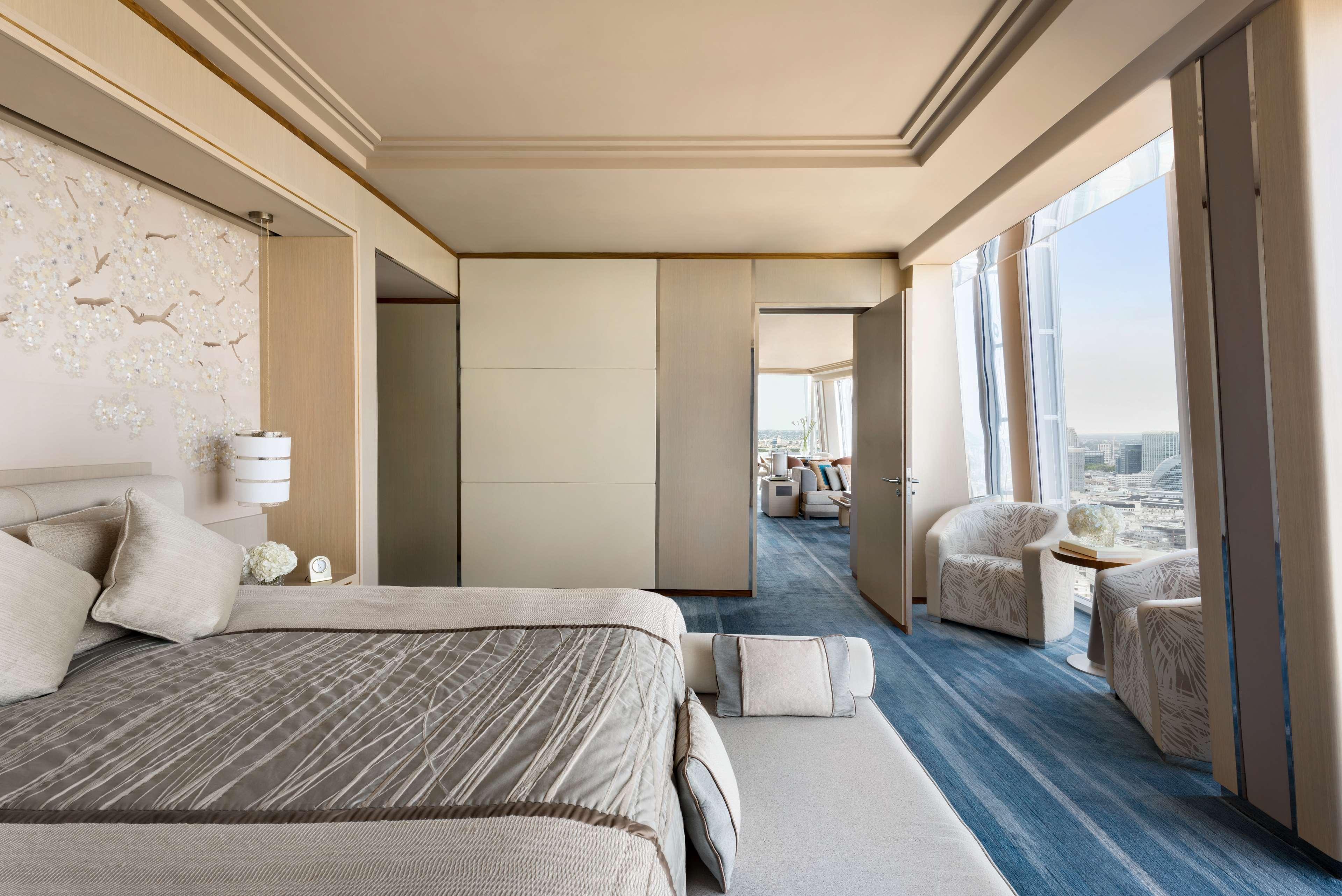 Shangri-La The Shard, London Kültér fotó The bedroom of a Sky Suite