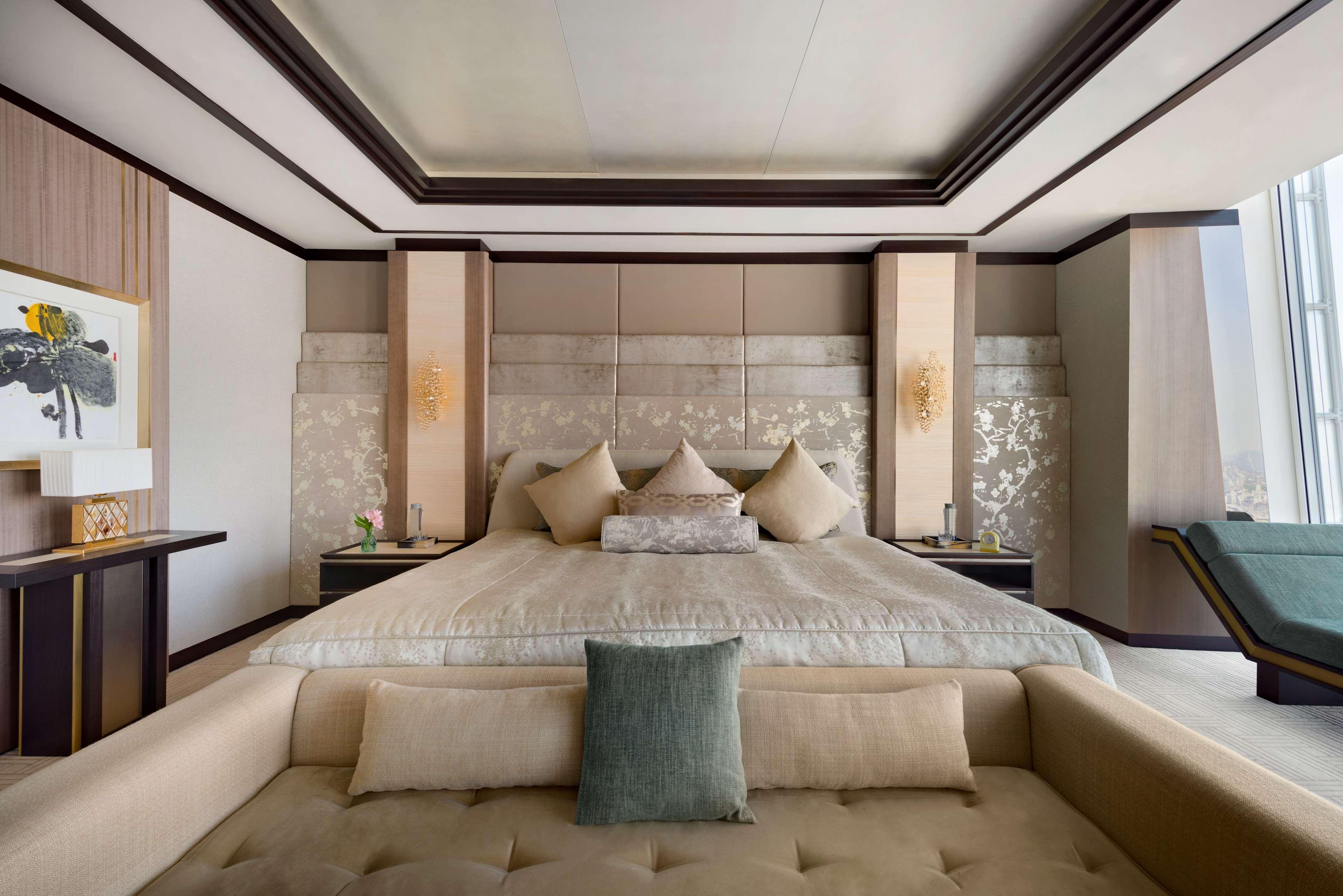 Shangri-La The Shard, London Kültér fotó The bedroom of the Royal Suite