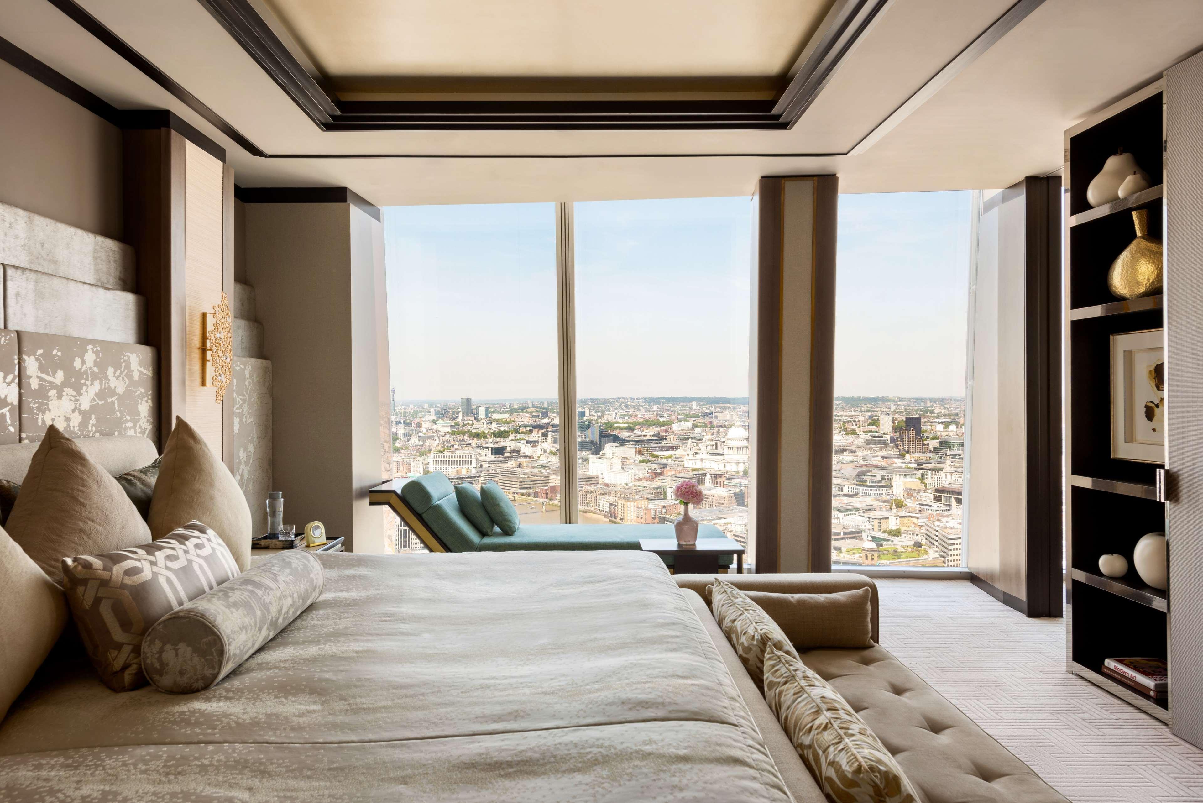 Shangri-La The Shard, London Kültér fotó A bedroom at Four Seasons Hotel London at Ten Trinity Square