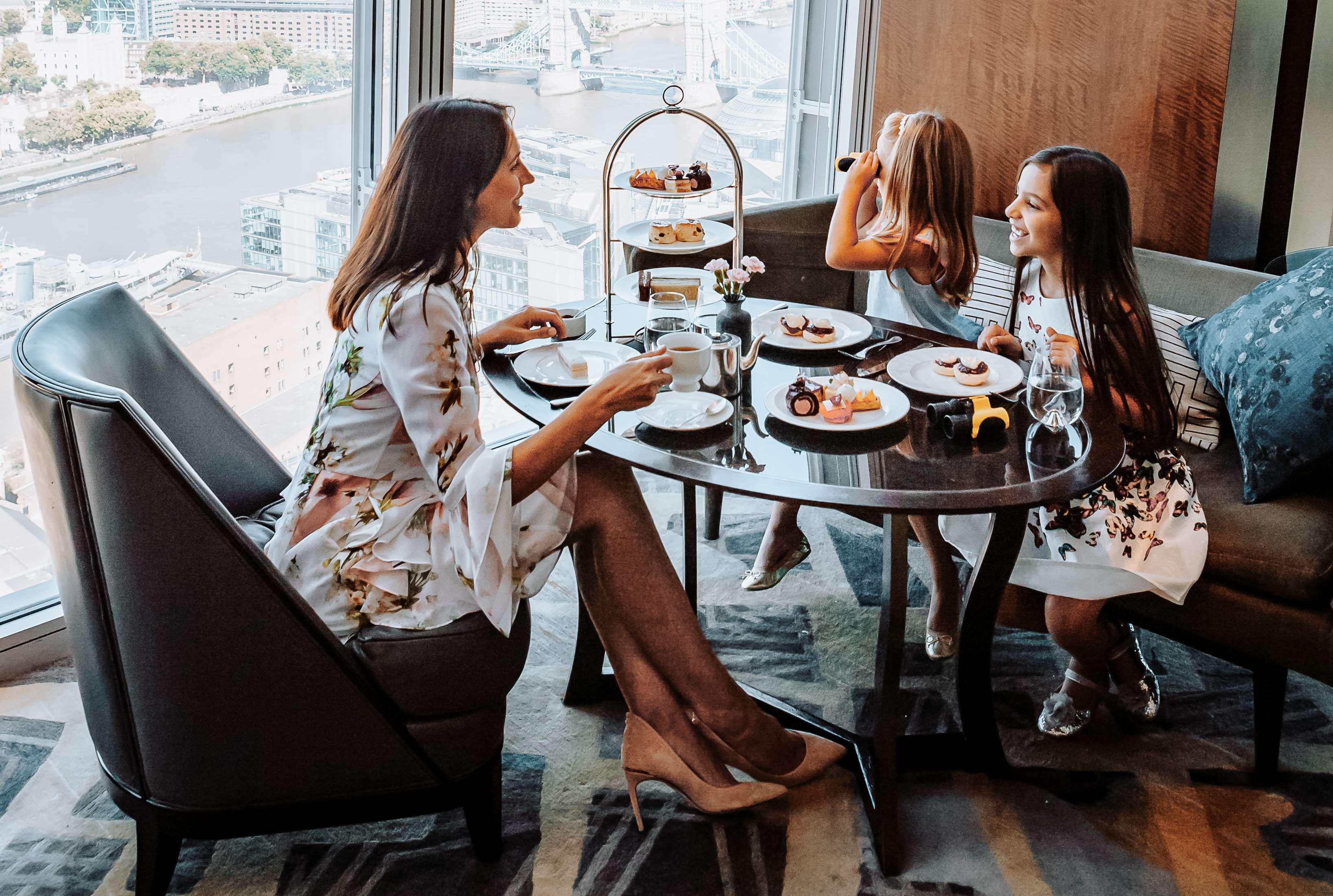 Shangri-La The Shard, London Kültér fotó Afternoon tea at the Ritz-Carlton, DIFC, Dubai
