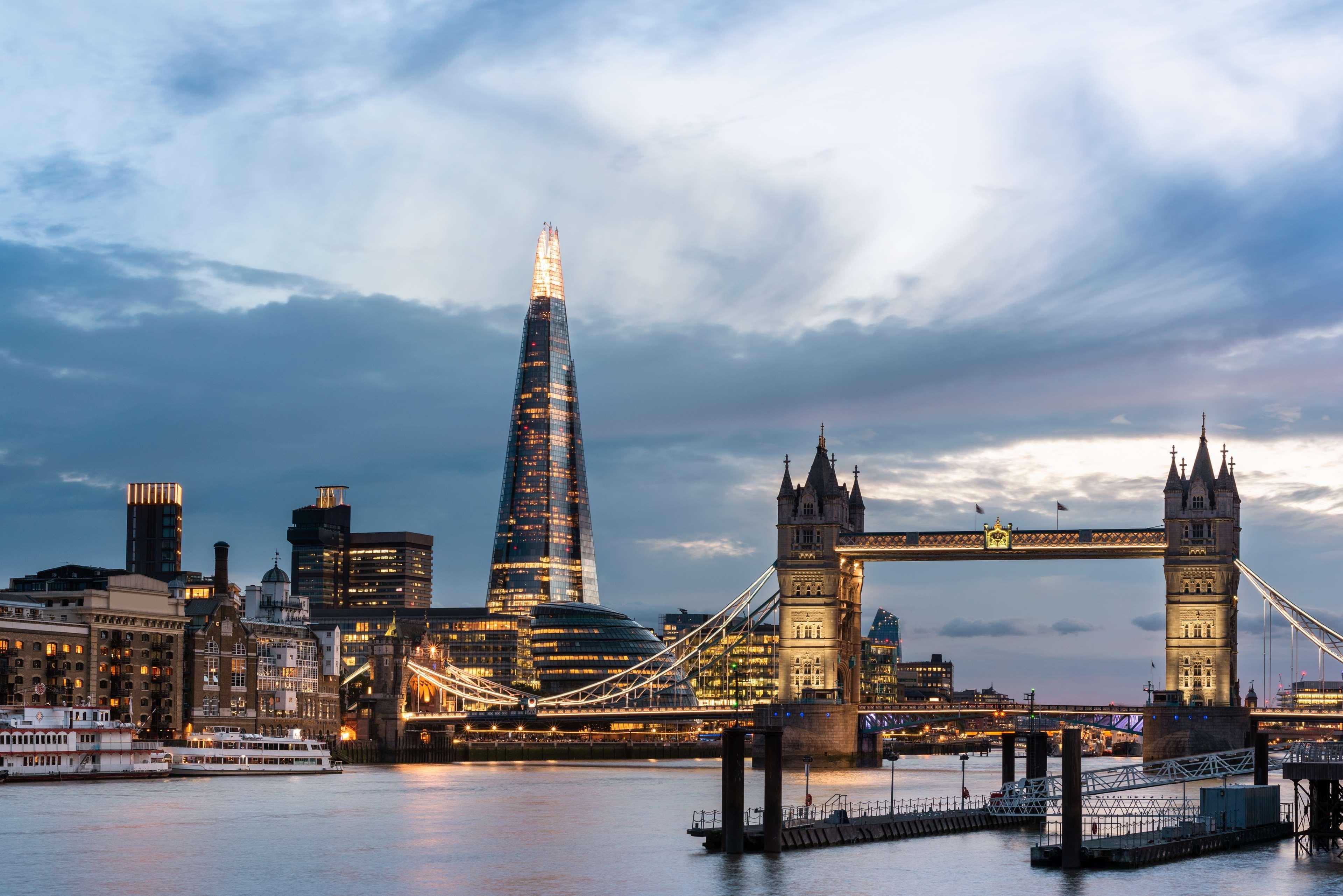 Shangri-La The Shard, London Kültér fotó The Shard and Tower Bridge
