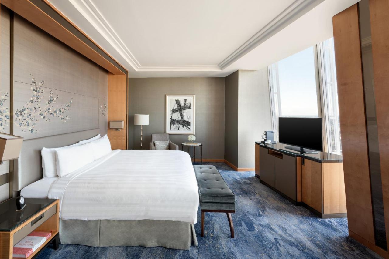 Shangri-La The Shard, London Kültér fotó A bedroom at the hotel