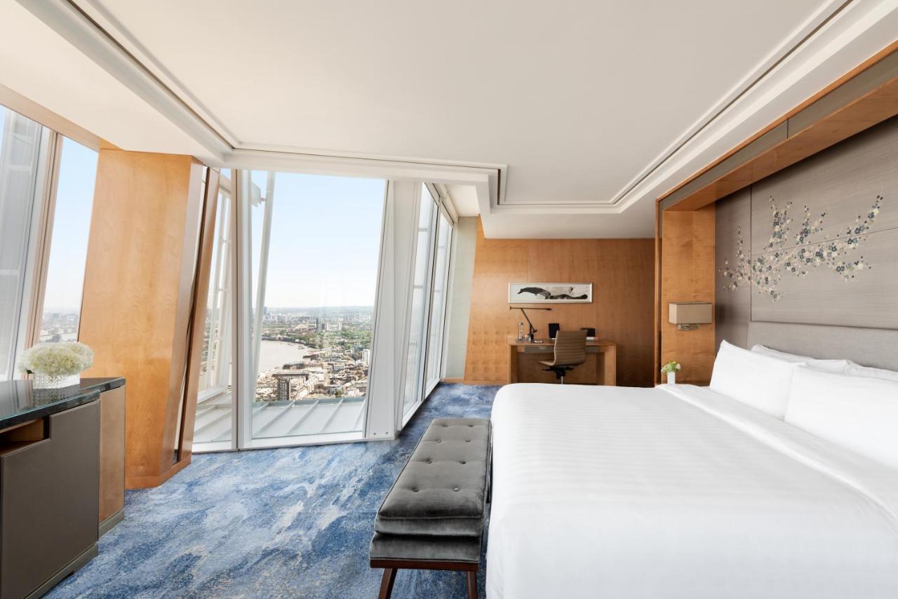 Shangri-La The Shard, London Kültér fotó A bedroom at the hotel