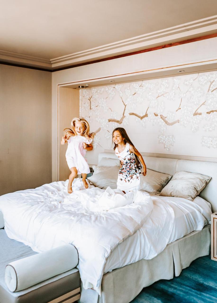 Shangri-La The Shard, London Kültér fotó Two children jumping on a bed